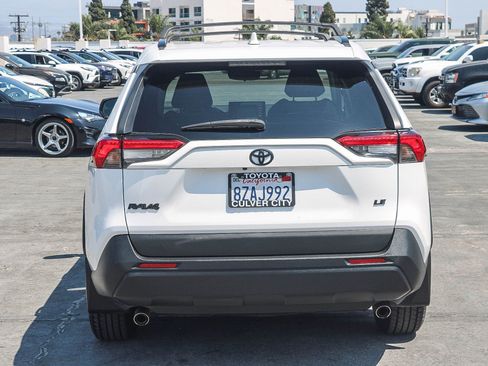 Used 2021 Toyota RAV4 LE FWD image 8