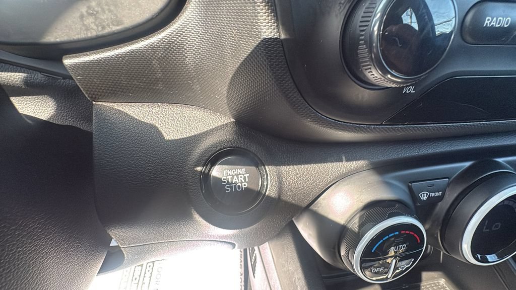 Used 2025 Hyundai Venue Limited FWD image 18