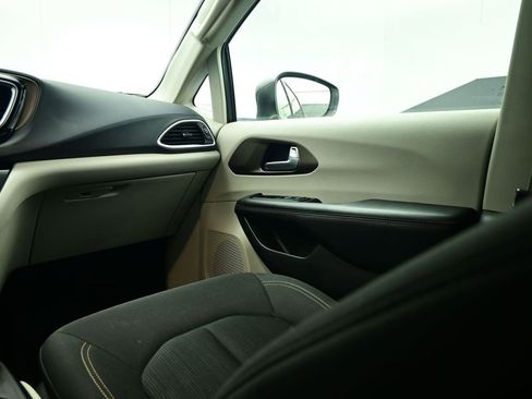 Used 2018 Chrysler Pacifica Touring Plus image 13