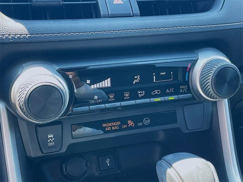 Used 2021 Toyota RAV4 LE image 14