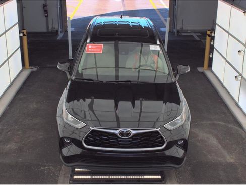 Used 2021 Toyota Highlander XLE image 29