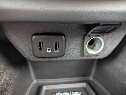 Used 2023 Chevrolet Traverse LT image 28