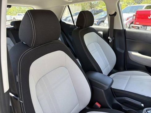Used 2025 Hyundai Venue SEL FWD image 16