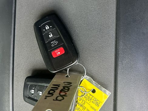 Used 2023 Toyota Highlander XLE image 19