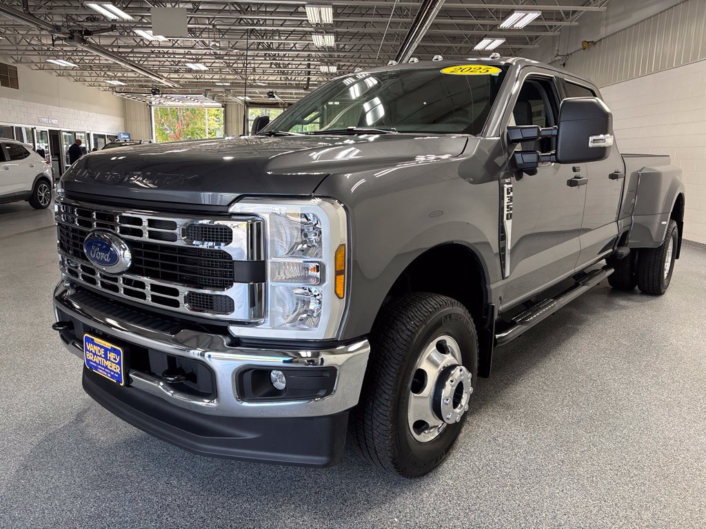 Used 2025 Ford F350 XLT w/ 360-Degree Camera Package AWD/4WD image 3