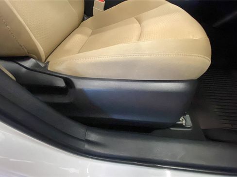 Used 2022 Toyota Prius LE image 19