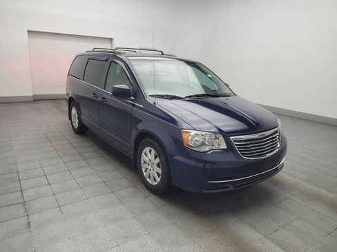 Used 2016 Chrysler Town & Country LX FWD image 13