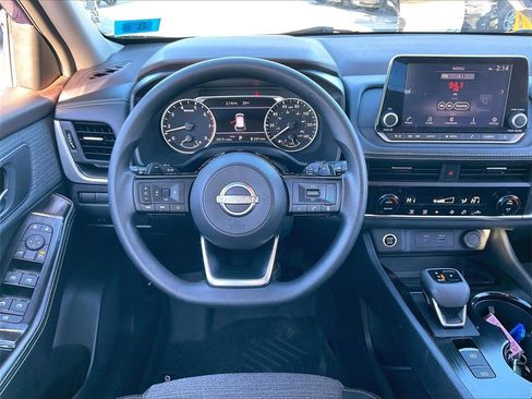 Used 2023 Nissan Rogue SV image 16