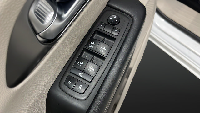 Used 2024 Chrysler Pacifica Limited FWD image 21
