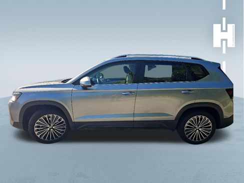Used 2025 Volkswagen Taos SE FWD image 2