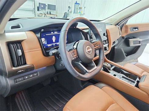 Used 2024 Nissan Pathfinder Platinum w/ Cargo Package image 18
