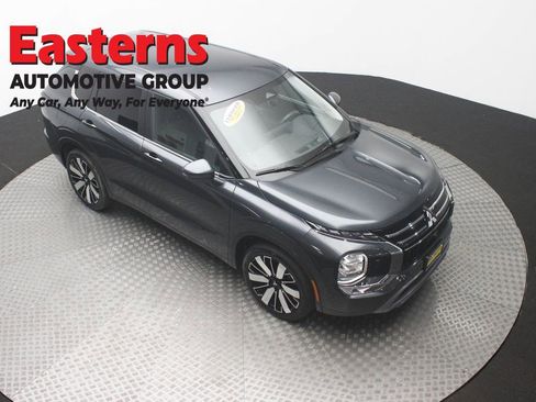 Used 2025 Mitsubishi Outlander SE AWD/4WD image 3