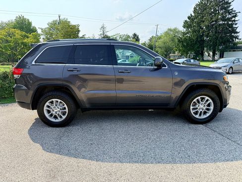 Used 2018 Jeep Grand Cherokee Laredo AWD/4WD image 3