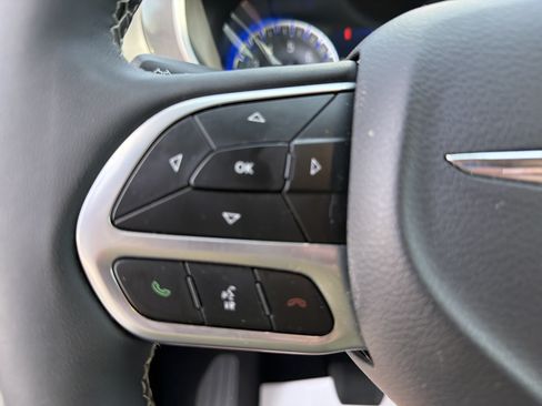 Used 2025 Chrysler Pacifica Select FWD image 18
