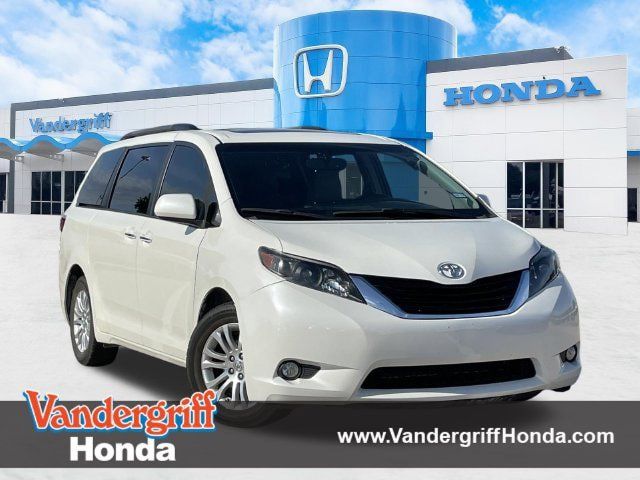 Used 2017 Toyota Sienna XLE Premium FWD image 1