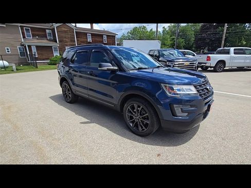 Used 2017 Ford Explorer XLT w/ Equipment Group 202A AWD/4WD image 2