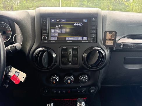 Used 2017 Jeep Wrangler Unlimited Rubicon AWD/4WD image 18