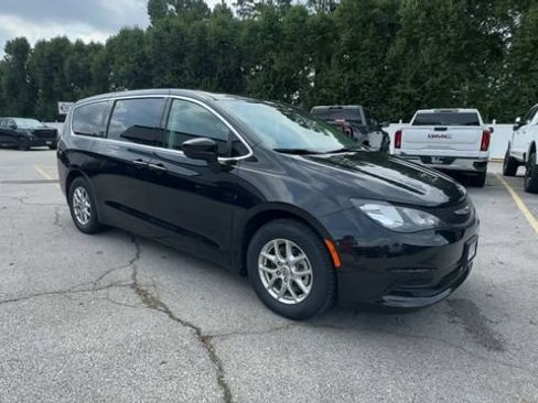 Used 2023 Chrysler Voyager LX FWD image 2