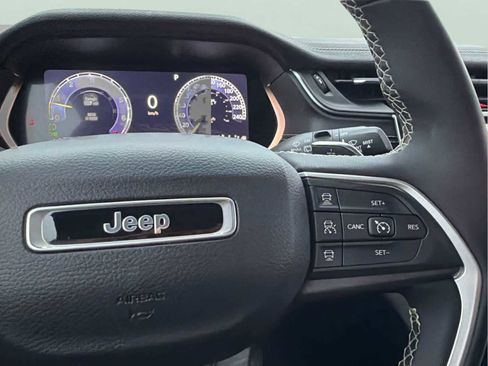 Used 2023 Jeep Grand Cherokee Limited image 20