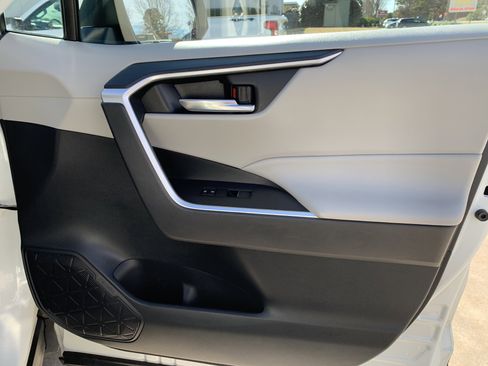 Used 2021 Toyota RAV4 XLE Premium image 35