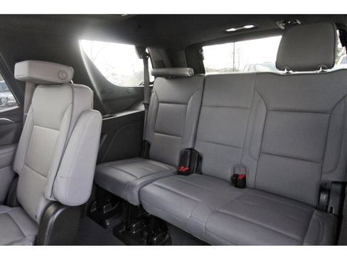 Used 2024 GMC Yukon SLT w/ SLT Premium Package image 32