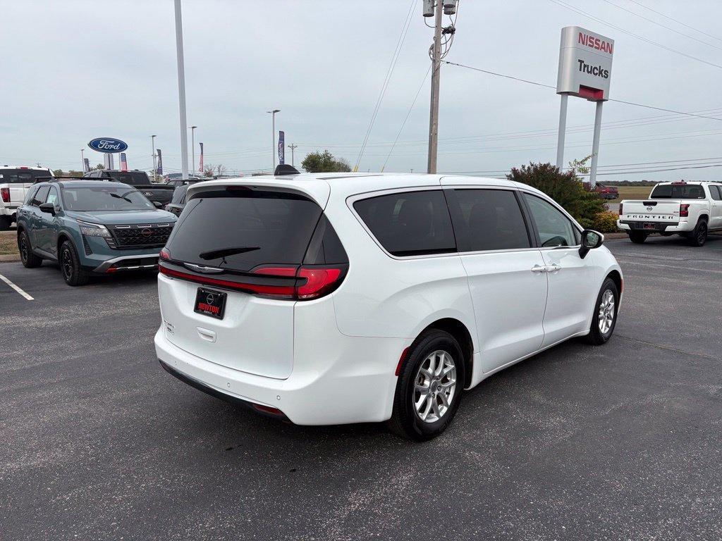 Used 2023 Chrysler Pacifica Touring-L FWD image 5