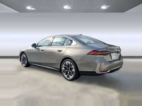 New 2026 BMW i5 eDrive40 w/ Premium Package image 3