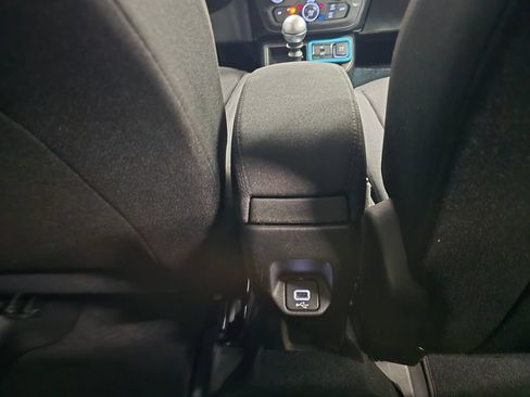 Used 2018 Jeep Renegade Latitude FWD image 32