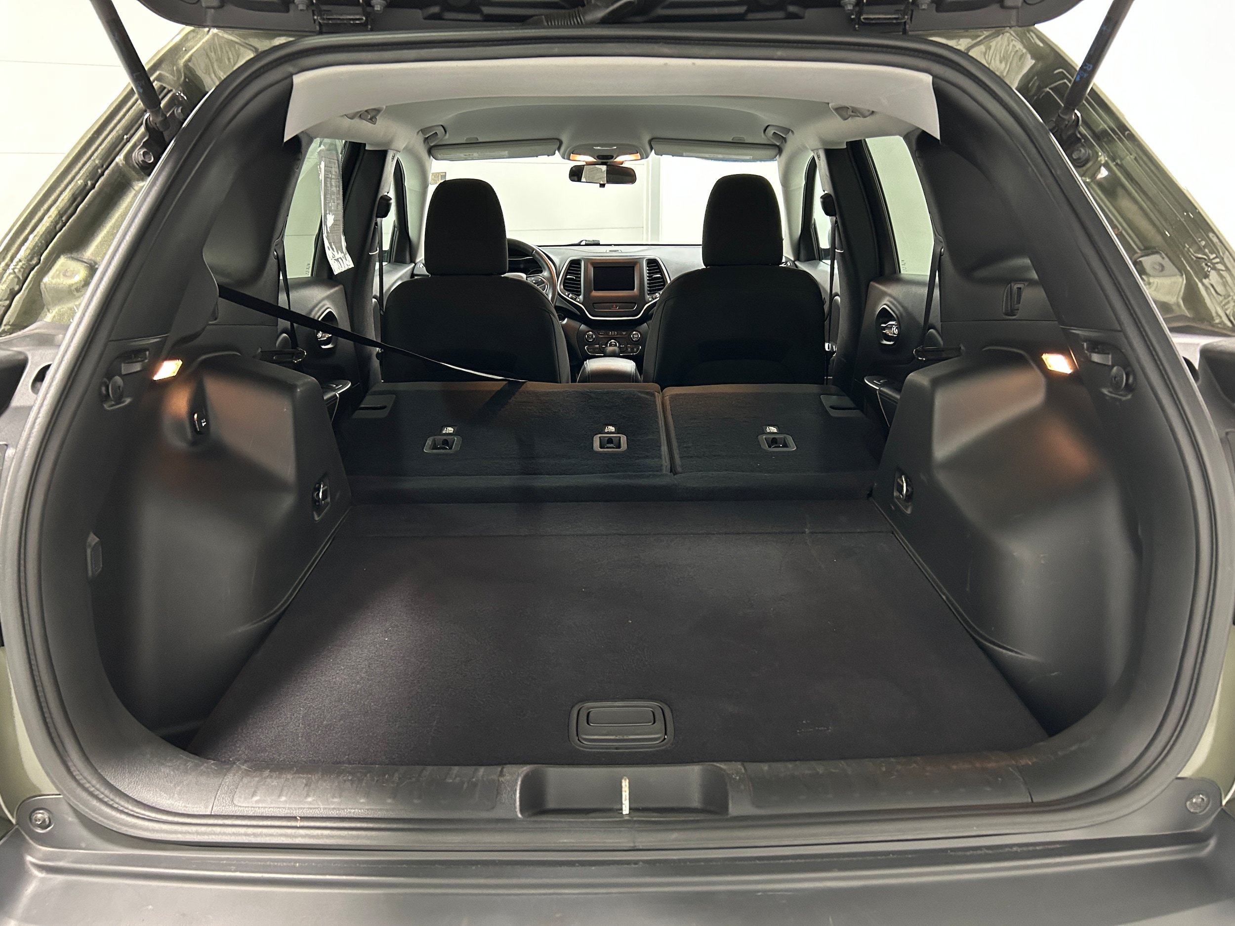 Used 2019 Jeep Cherokee Latitude w/ Cold Weather Group AWD/4WD image 33