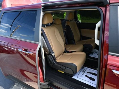 Used 2022 Kia Carnival EX FWD image 20