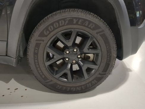 Used 2018 Jeep Cherokee Trailhawk w/ Comfort/Convenience Group AWD/4WD image 6