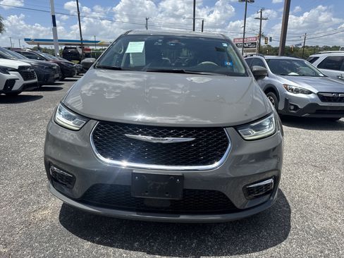 Used 2023 Chrysler Pacifica Touring-L FWD image 6