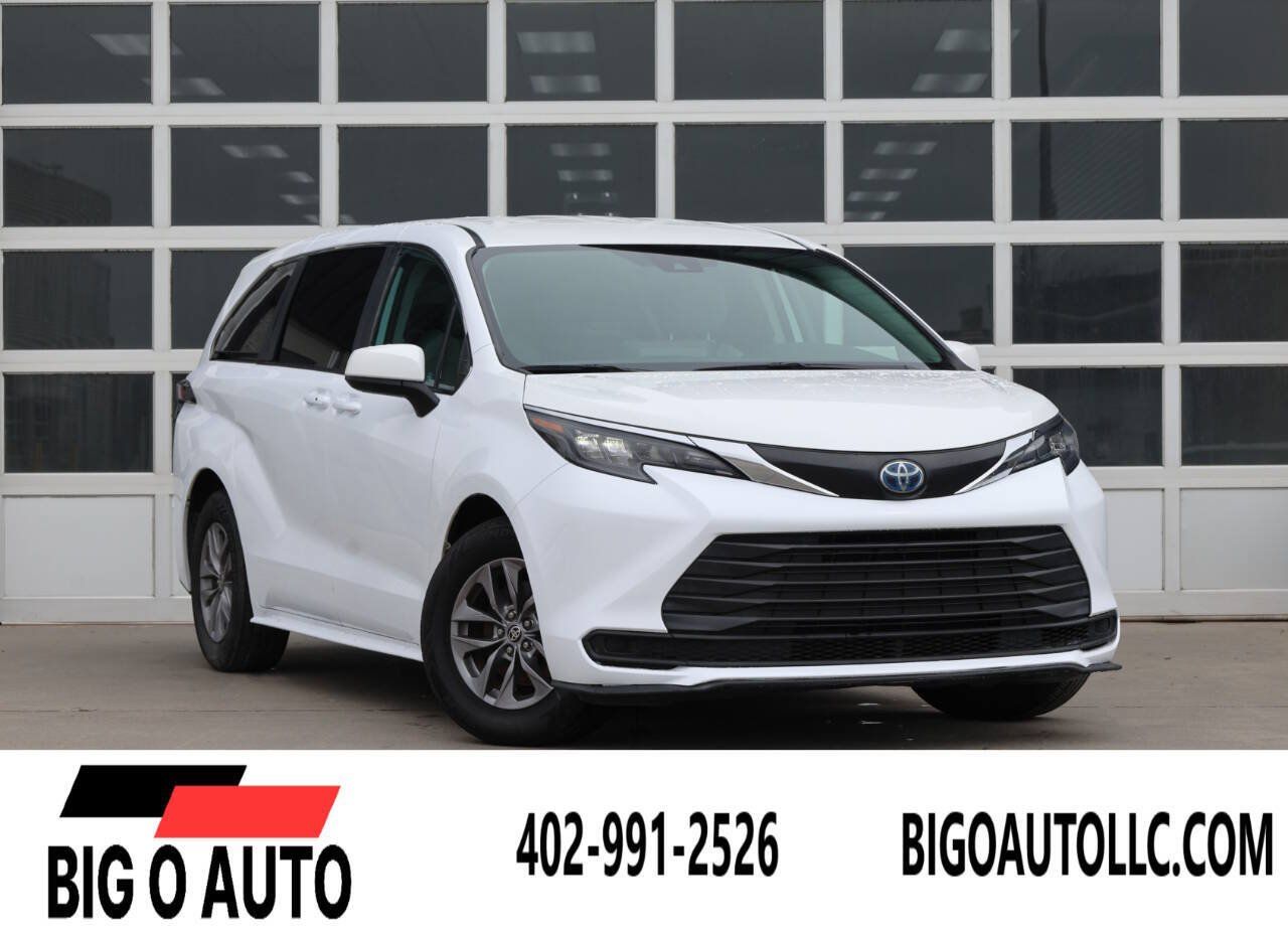 Used 2024 Toyota Sienna LE FWD image 1