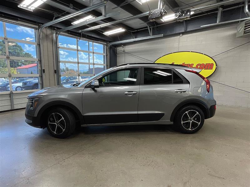 Used 2025 Kia Niro LX FWD image 2