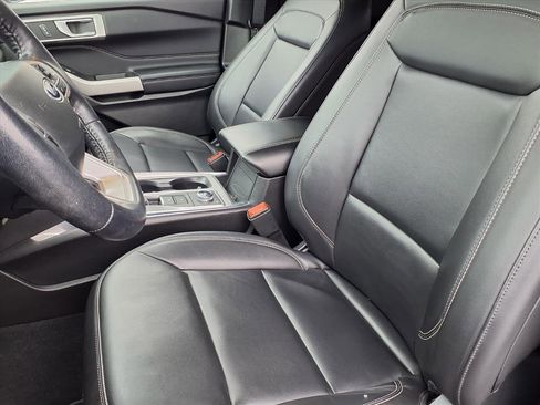 Used 2023 Ford Explorer XLT w/ Equipment Group 202A image 3