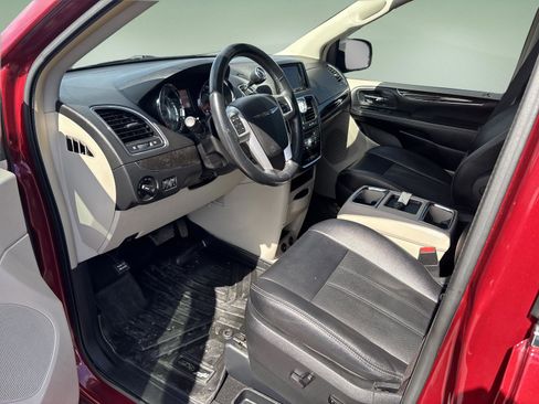 Used 2015 Chrysler Town & Country Touring-L w/ Driver Convenience Group image 14