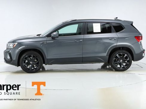 Used 2023 Volkswagen Taos SE w/ Panoramic Sunroof Package FWD image 2