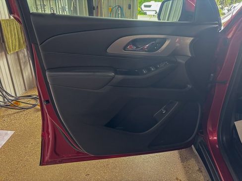 Used 2023 Chevrolet Traverse LT image 19