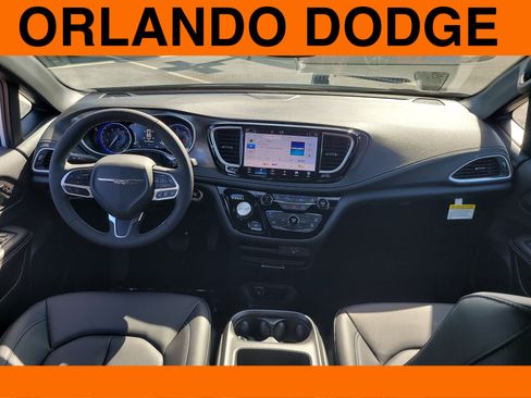 Used 2026 Chrysler Pacifica Select FWD image 12