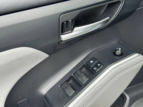 Used 2022 Toyota Highlander XLE AWD/4WD image 13