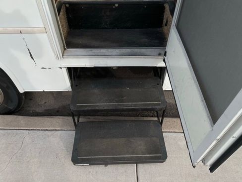 Used 2013 Ford E-450 and Econoline 450 Super Duty w/ Motorhome Prep Pkg image 32