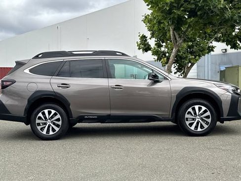 Used 2024 Subaru Outback Premium AWD/4WD image 3