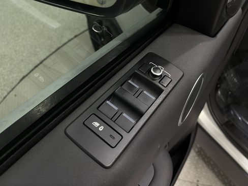 Used 2018 Land Rover Discovery SE image 16