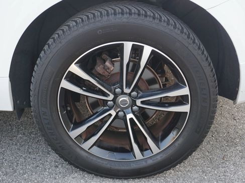 Used 2019 Volvo XC60 T5 Momentum w/ Multimedia Package image 9