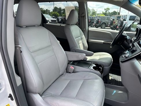 Used 2017 Toyota Sienna XLE w/ XLE Navigation Package FWD image 24