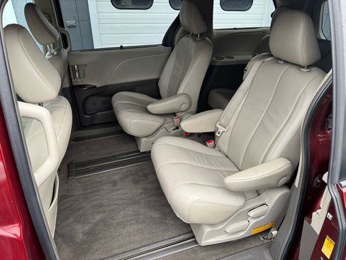 Used 2014 Toyota Sienna XLE image 10