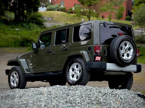 Used 2015 Jeep Wrangler Unlimited Sahara w/ Connectivity Group AWD/4WD image 4