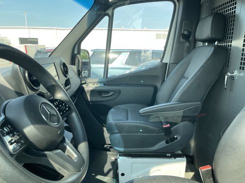 Used 2024 Mercedes-Benz Sprinter 2500 image 4
