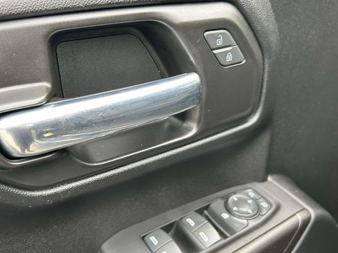 Used 2022 Chevrolet Silverado 1500 Custom image 17