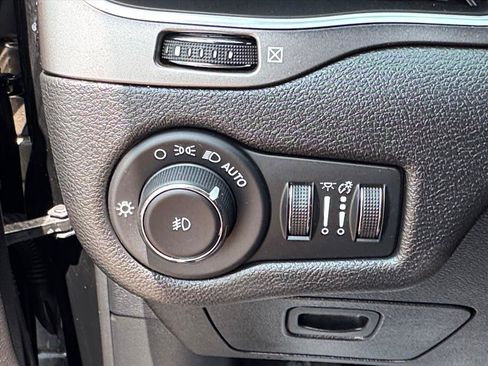 Used 2020 Jeep Cherokee Latitude Plus w/ Cold Weather Group AWD/4WD image 19
